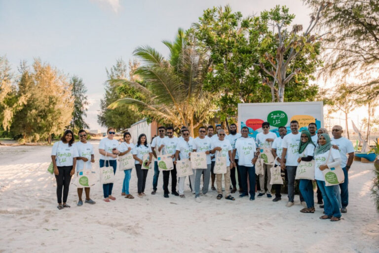 Muni Foundation and Fushifaru Maldives gathering for their Single-Use Plastic initiative
